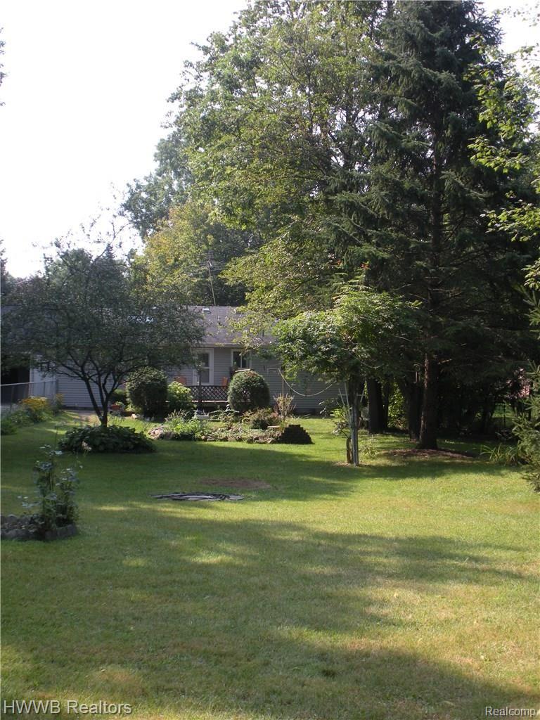 885 Beryl Court Rochester, MI 48307 - Photo 6 of 30 View of back of house from large yard