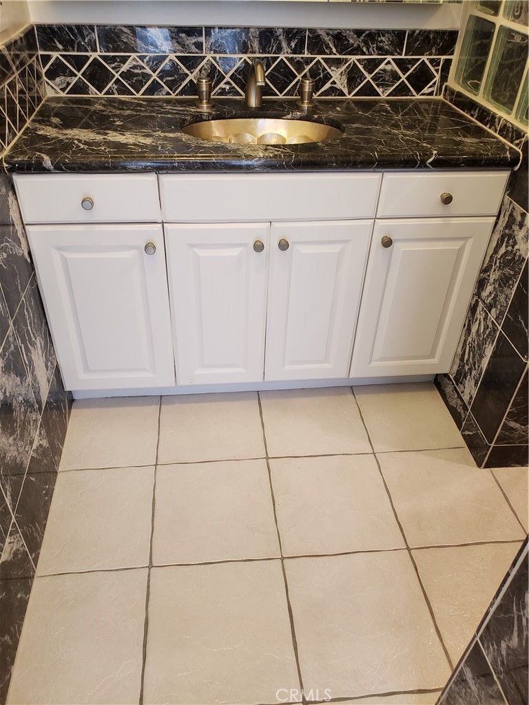 625 Esplanade, Unit 4 Redondo Beach, CA 90277 - Photo 20 of 33 a view of a stove