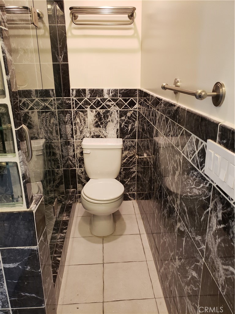 625 Esplanade, Unit 4 Redondo Beach, CA 90277 - Photo 22 of 33 a bathroom with a toilet and a shower