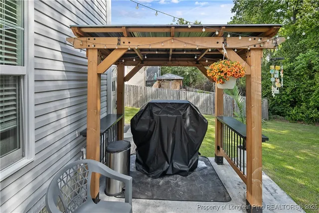 a view of a house with backyard