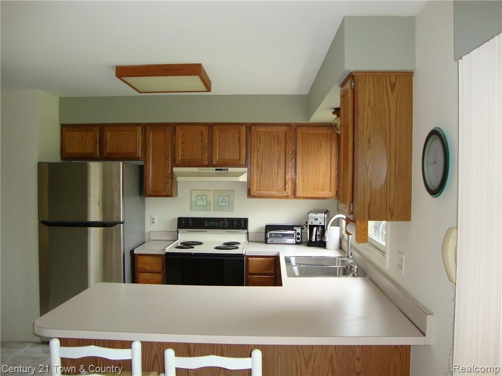 365 Huntington Court Rochester, MI 48307 - Photo 12 of 44 Kitchen