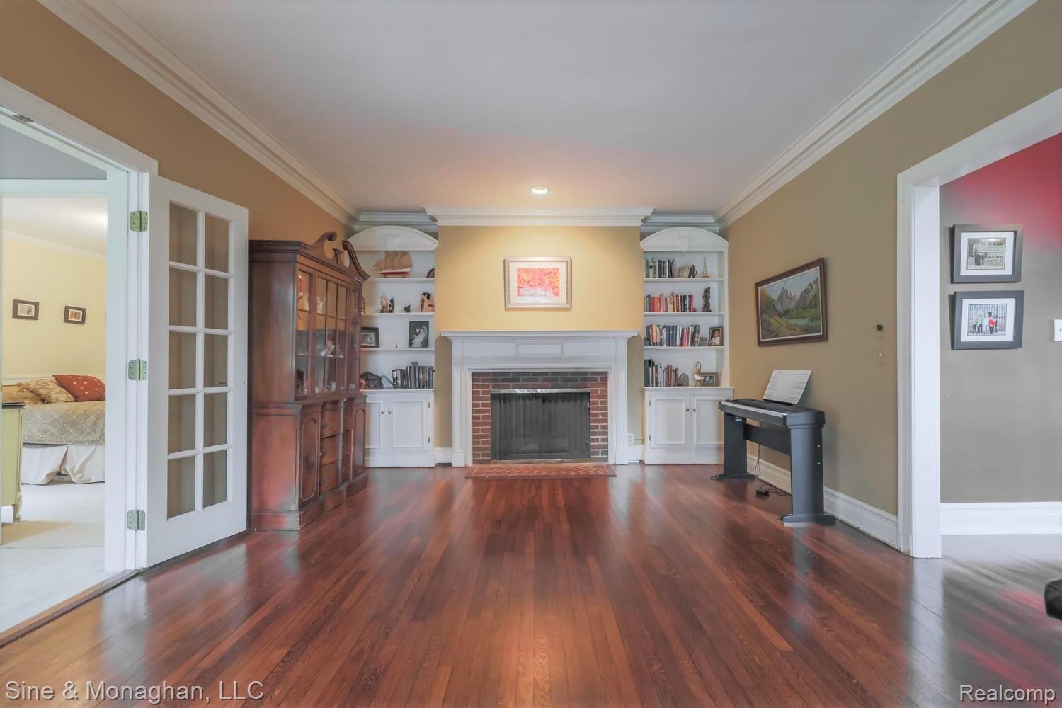 36 Colonial Road Grosse Pointe, MI 48236 - Photo 17 of 60 36 Colonial Rd LIVING ROOM TO FIREPLACE.jpg
