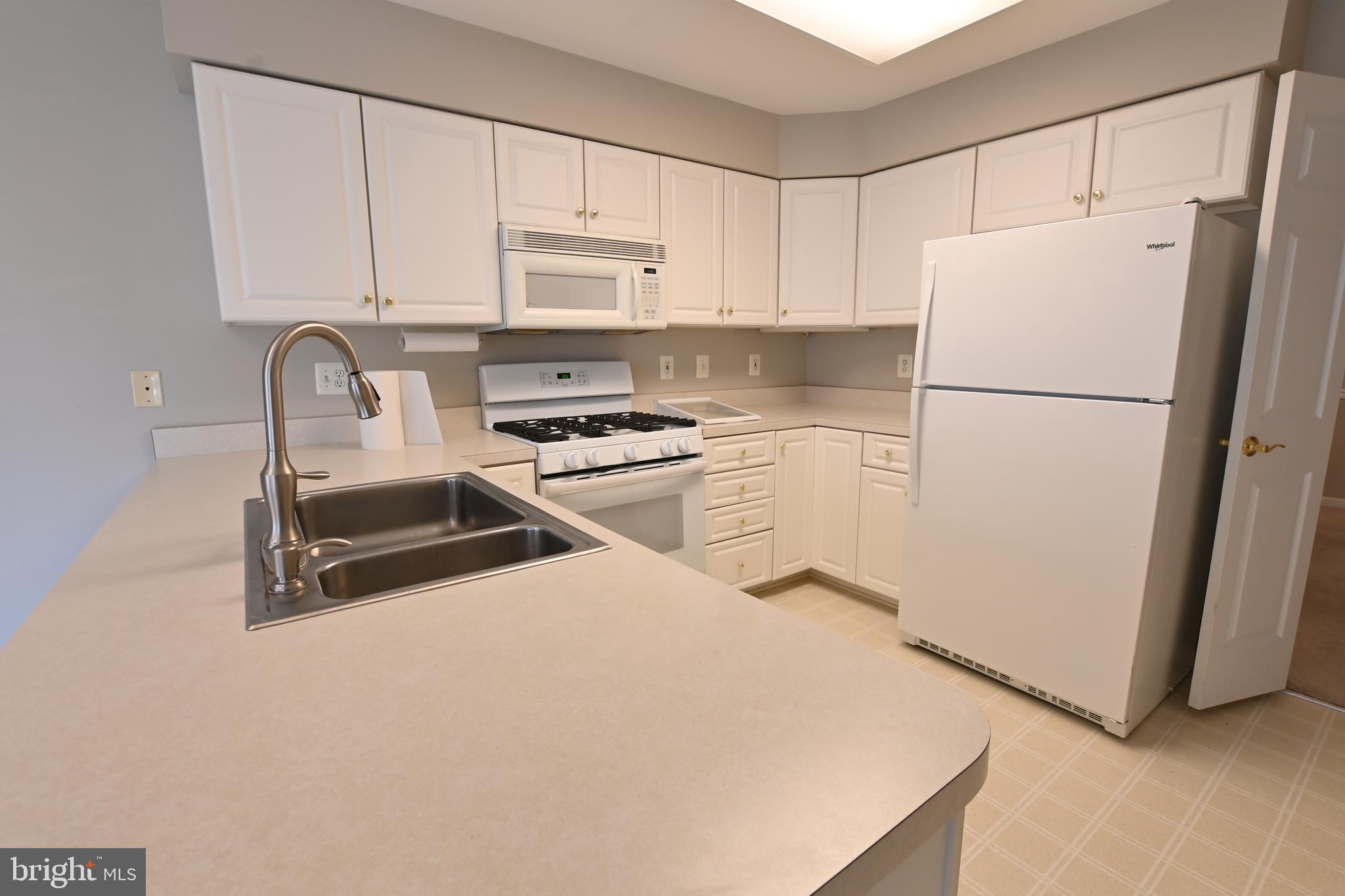 12300 Rosslare Ridge Road, Unit 301 Lutherville-Timonium, MD 21093 - Photo 12 of 25 Bright white kitchen!