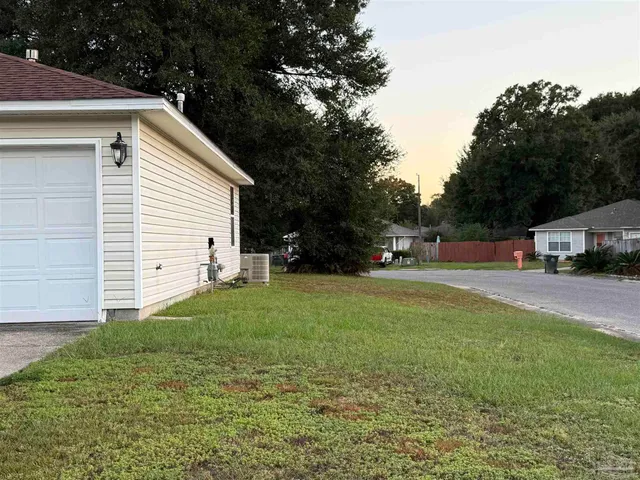 a view of a house with backyard and garden