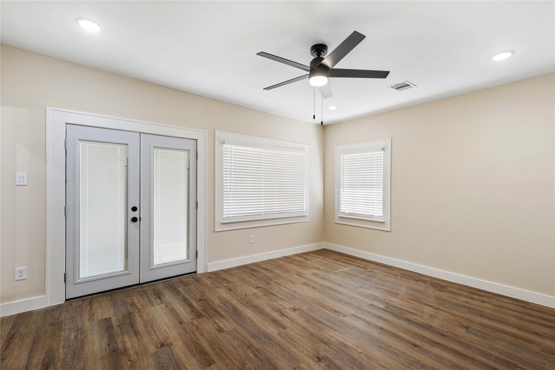 908 Key Street Houston, TX 77009 - Photo 14 of 29 Primary bedroom with private access to patio decking
