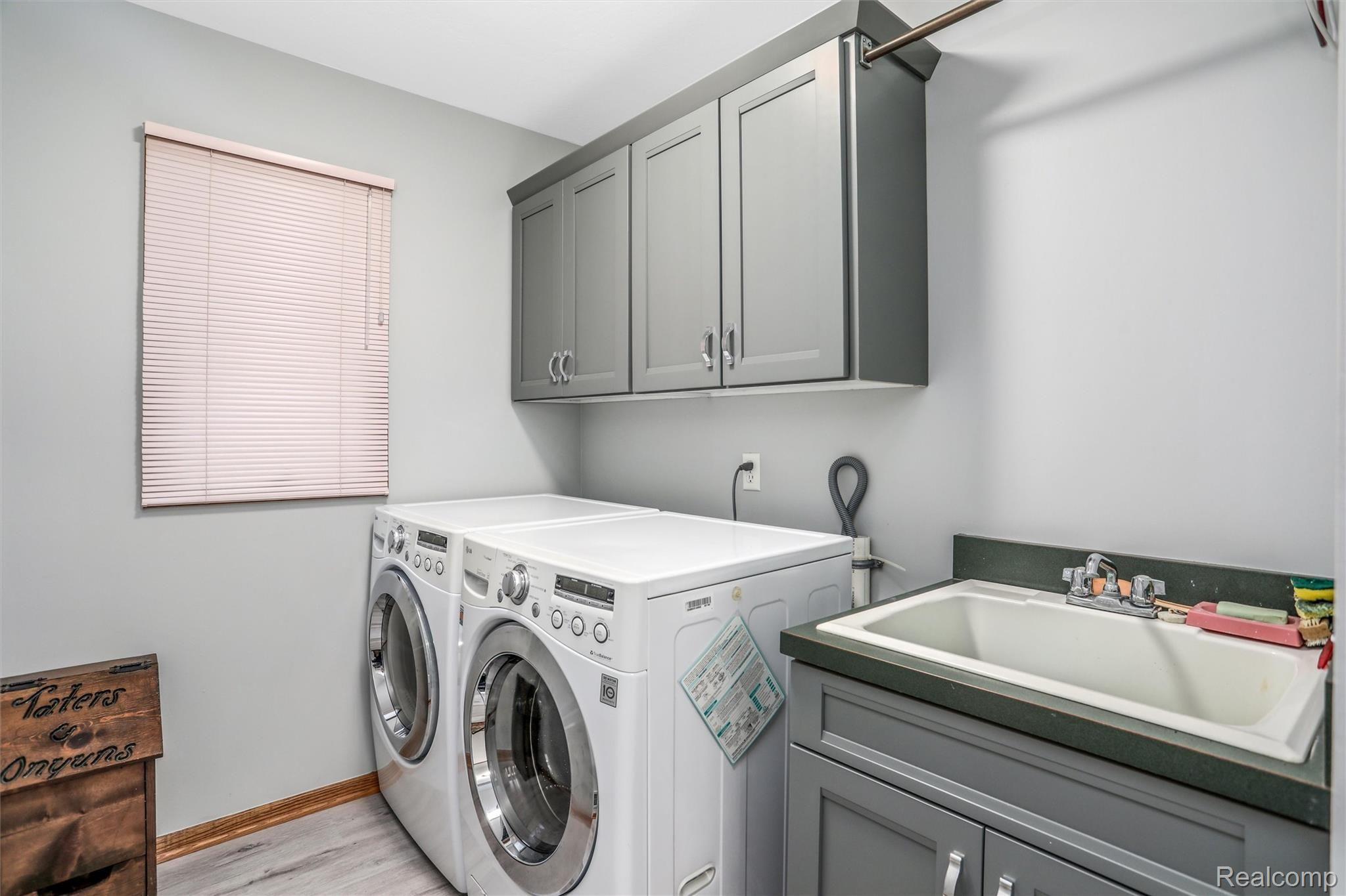 2755 County Farm Road Howell, MI 48843 - Photo 9 of 39 Laundry room