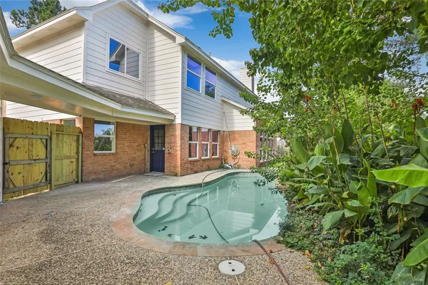 a view of a house with a backyard