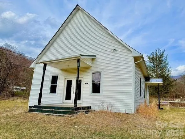 a view of an house with backyard space and garden