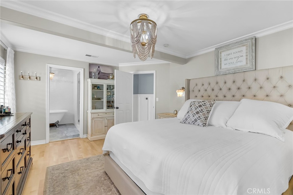 331 Walnut Street Newport Beach, CA 92663 - Photo 17 of 52 Master bedroom