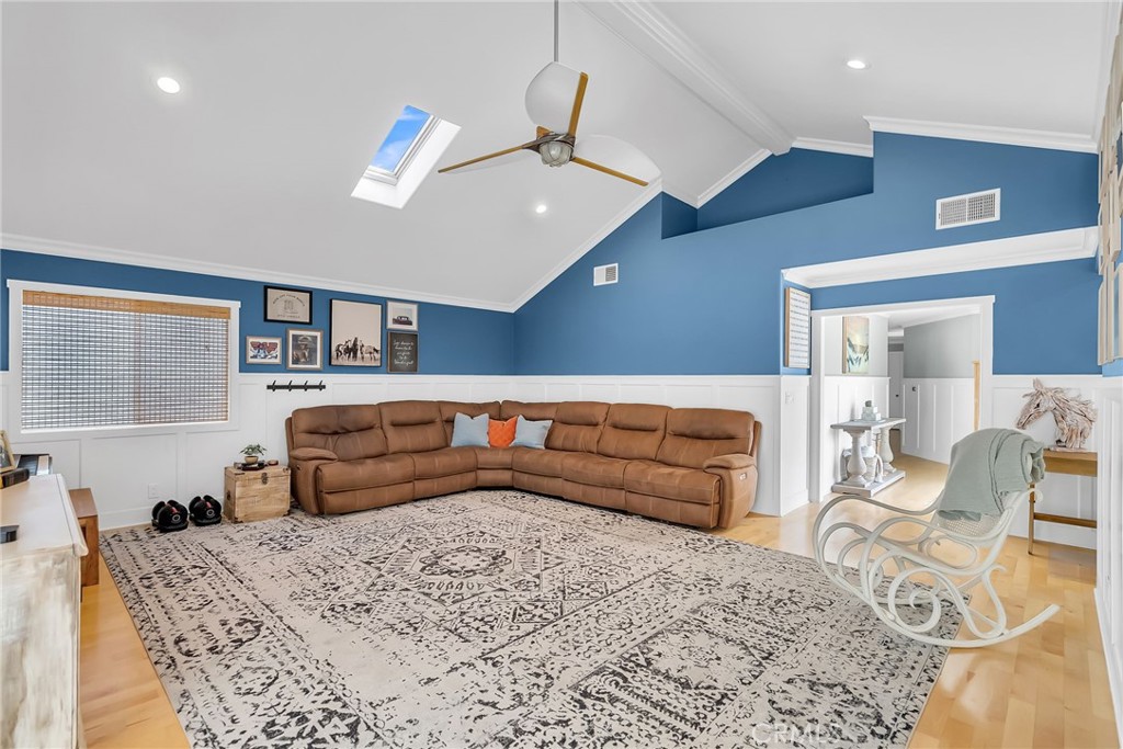 331 Walnut Street Newport Beach, CA 92663 - Photo 32 of 52 large Family/bonus-has private entrance from side and entrance to terrace rooftop