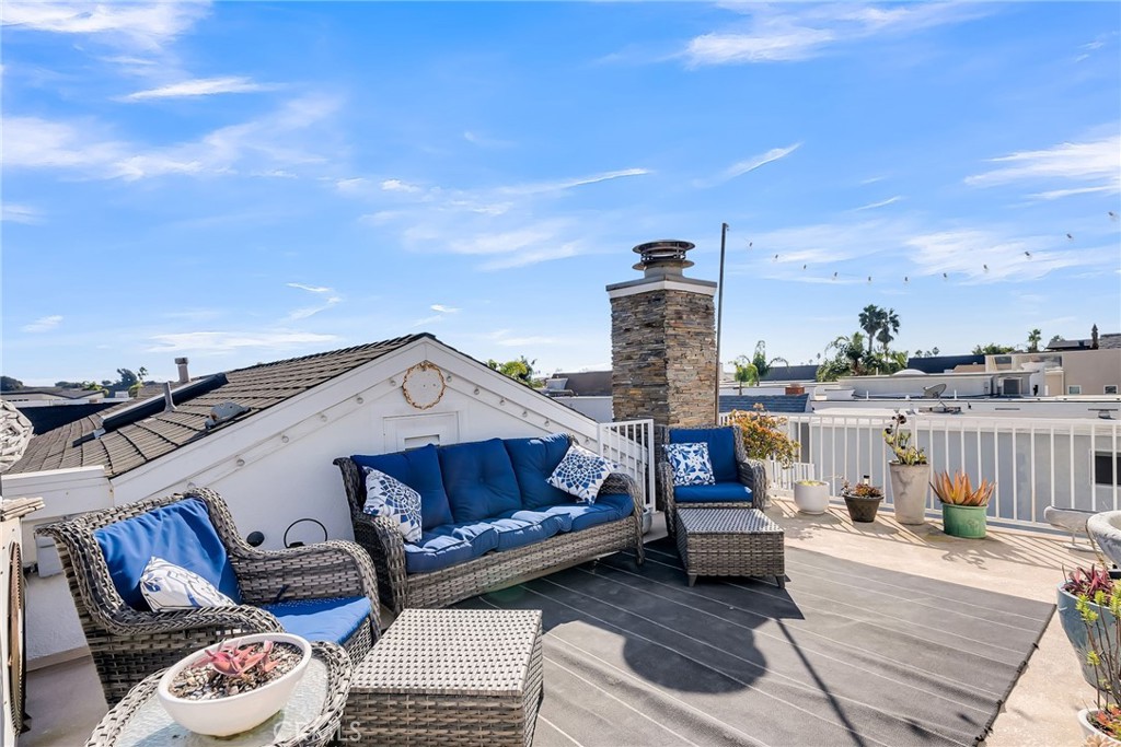 331 Walnut Street Newport Beach, CA 92663 - Photo 5 of 52 Welcome to beach Living