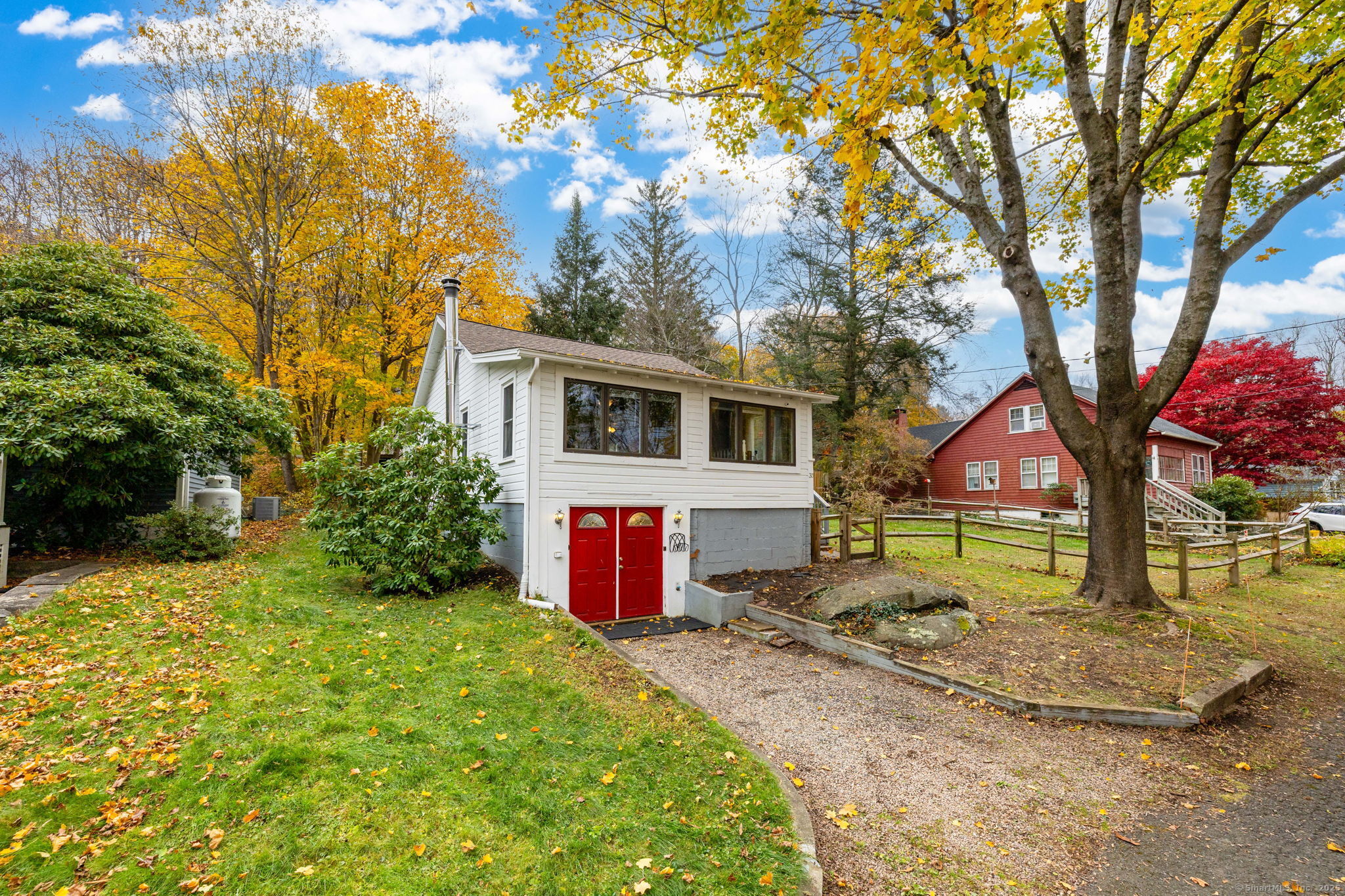 a view of backyard of the house