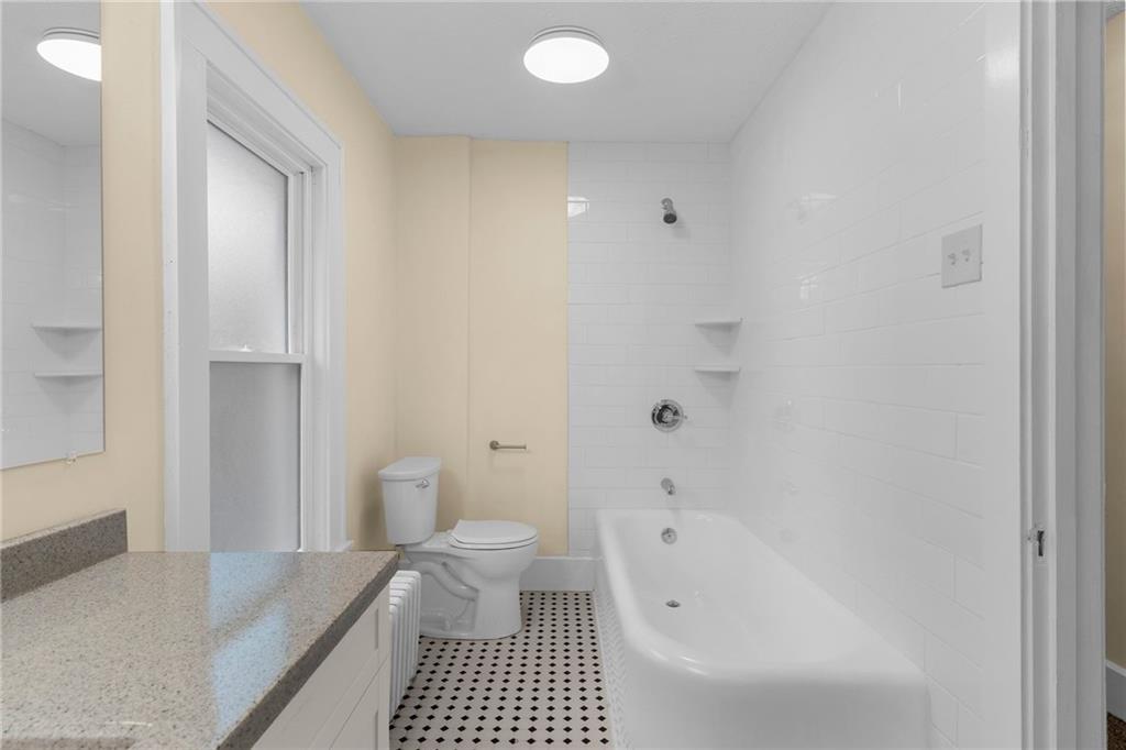 895 Alcoma Street Sharon, PA 16146 - Photo 31 of 41 a bathroom with a bathtub and a toilet