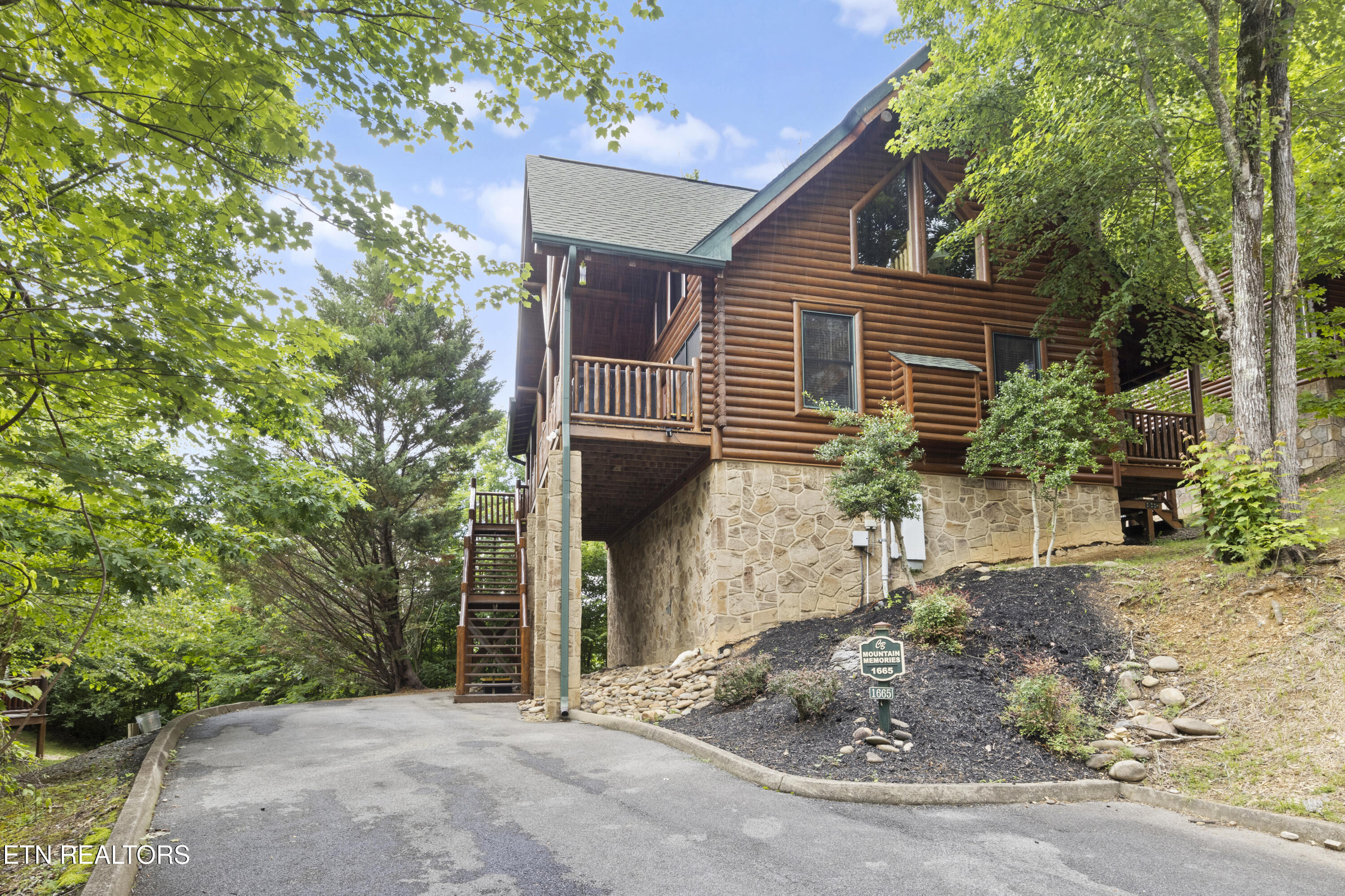 1665 Mountain Lodge Way Pigeon Forge, TN 37862 - Photo 2 of 41 01-IMG_7372