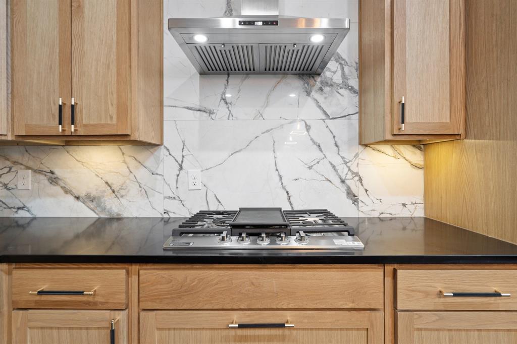 2514 Carpenter Avenue Dallas, TX 75215 - Photo 9 of 24 a close view of kitchen sink