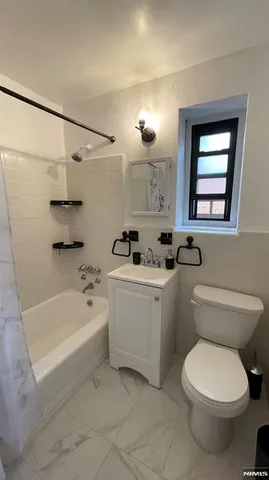 $1,350 | 2337 Hudson Terrace, Unit B14, Fort Lee, NJ 07024