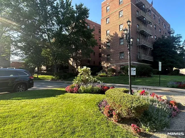 $1,350 | 2337 Hudson Terrace, Unit B14, Fort Lee, NJ 07024