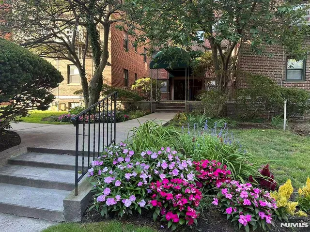 $1,350 | 2337 Hudson Terrace, Unit B14, Fort Lee, NJ 07024