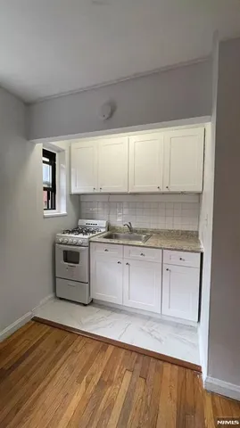 $1,350 | 2337 Hudson Terrace, Unit B14, Fort Lee, NJ 07024