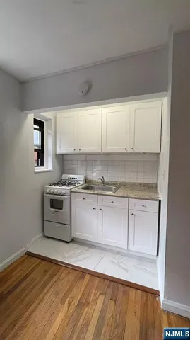 $1,350 | 2337 Hudson Terrace, Unit B14, Fort Lee, NJ 07024