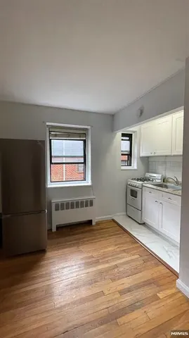 $1,350 | 2337 Hudson Terrace, Unit B14, Fort Lee, NJ 07024