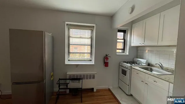 $1,350 | 2337 Hudson Terrace, Unit B14, Fort Lee, NJ 07024