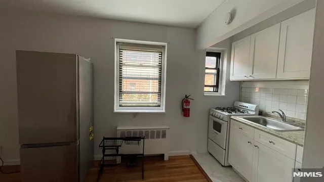 $1,350 | 2337 Hudson Terrace, Unit B14, Fort Lee, NJ 07024