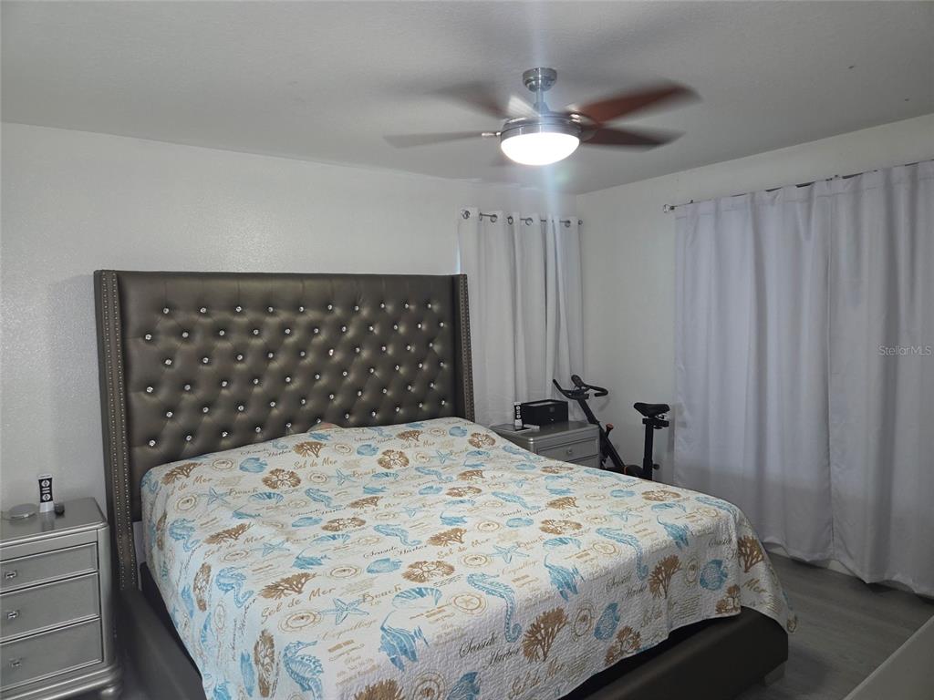 4162 Day Bridge Place Ellenton, FL 34222 - Photo 35 of 49 a large bed sitting in a bedroom next to a window