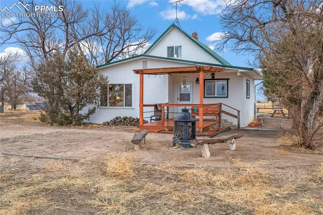 a view of a house with backyard