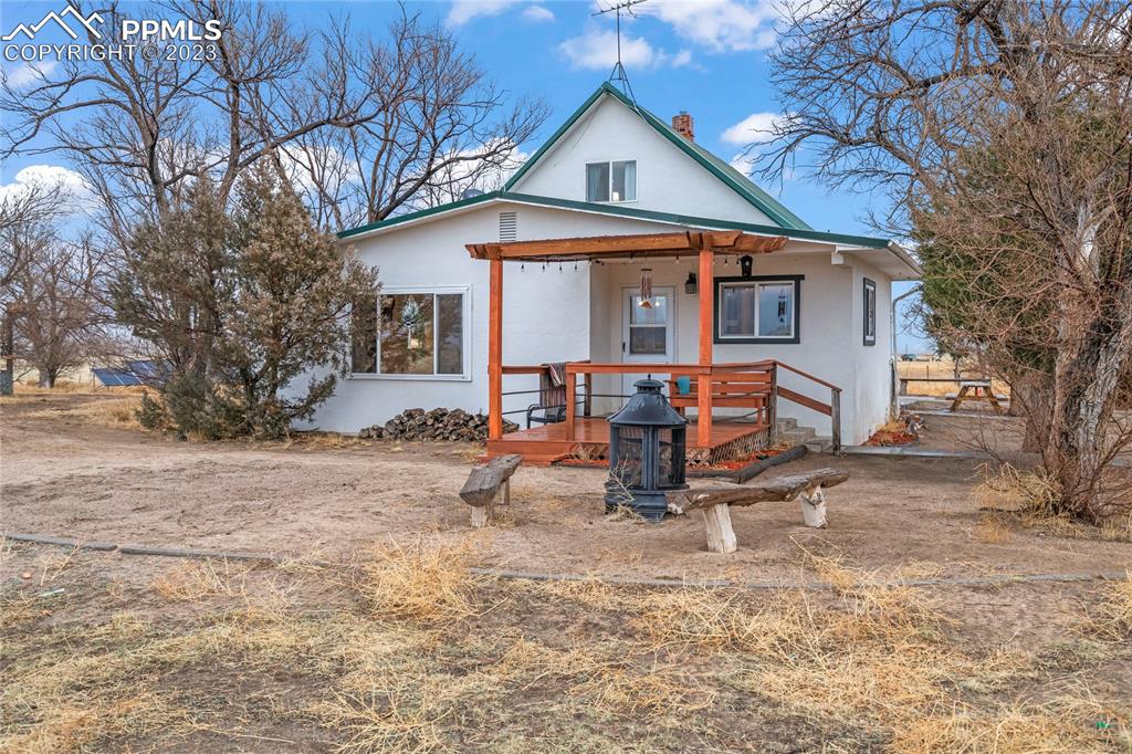 a view of a house with backyard