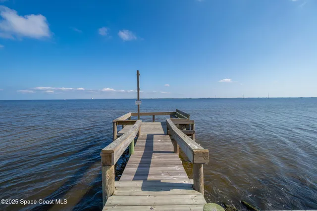 a view of a water fountain