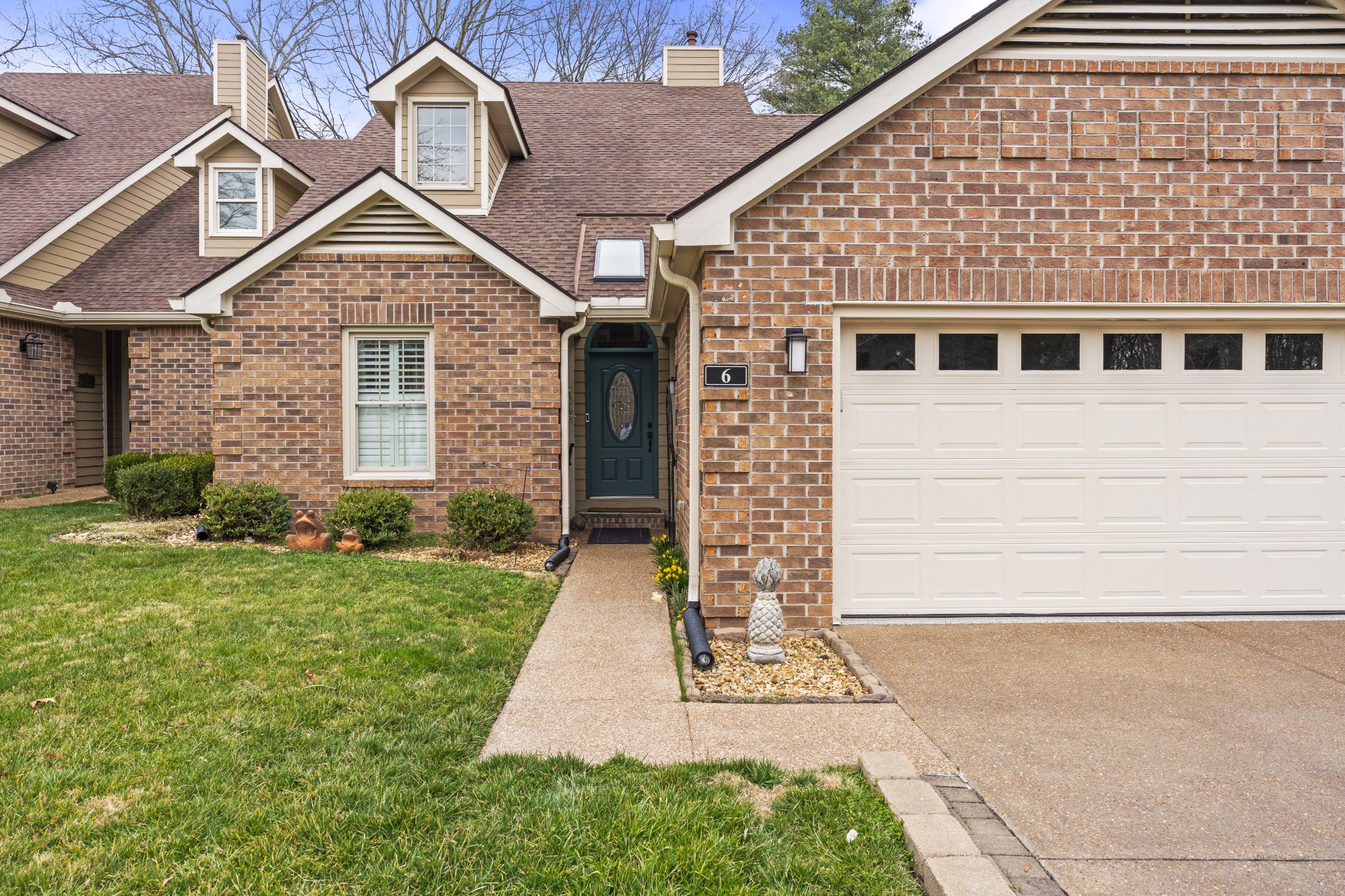 6 Chadsworth Place Tullahoma, TN 37388 - Photo 1 of 49 a front view of a house with garden