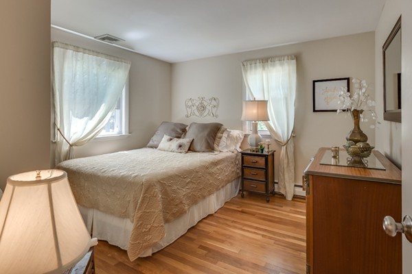 21 Robin Road Wakefield, MA 01880 - Photo 16 of 30 Gallery Image 16