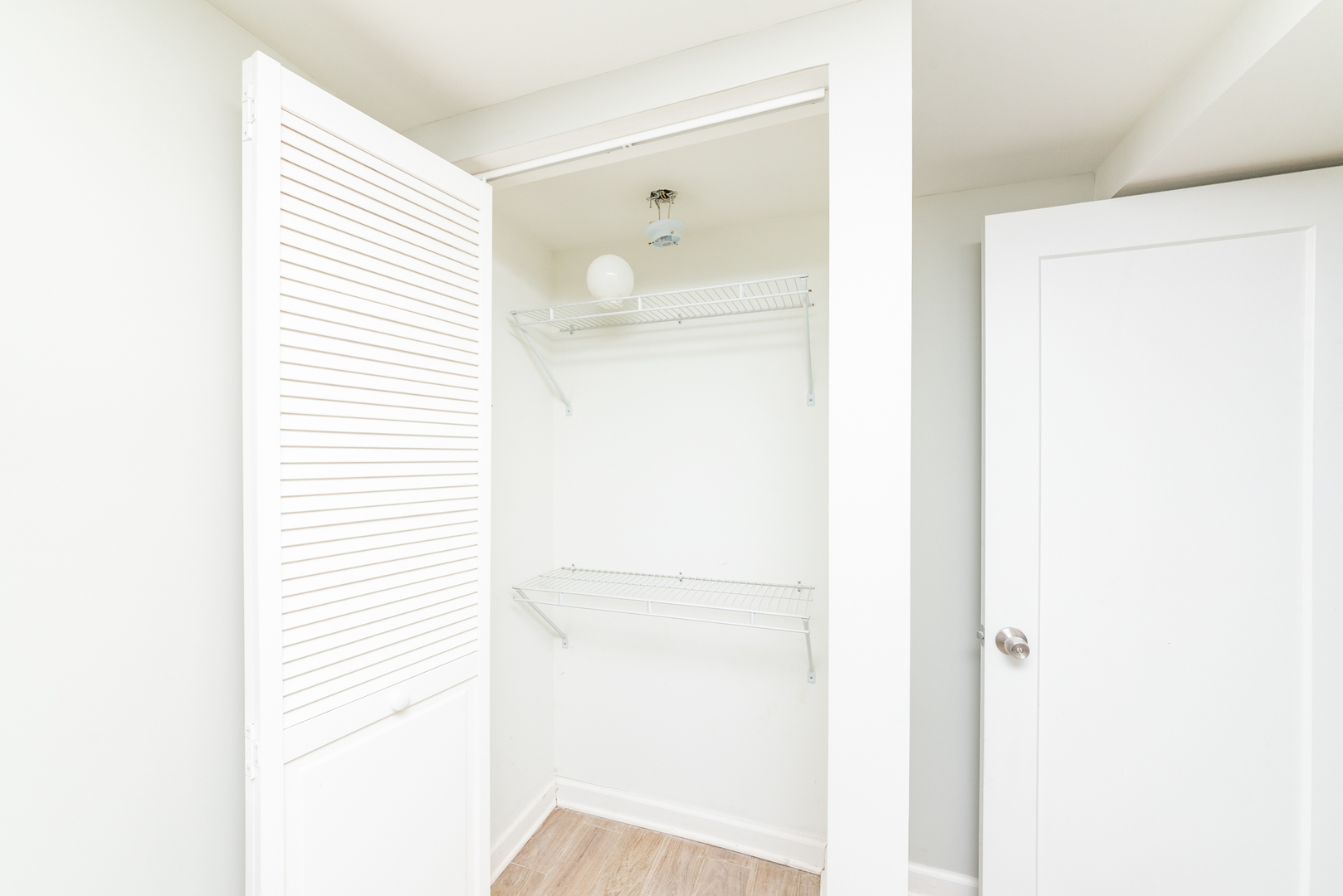 1431 West Flournoy Street, Unit G Chicago, IL 60607 - Photo 8 of 12 a view of a bathroom with a sink and a mirror