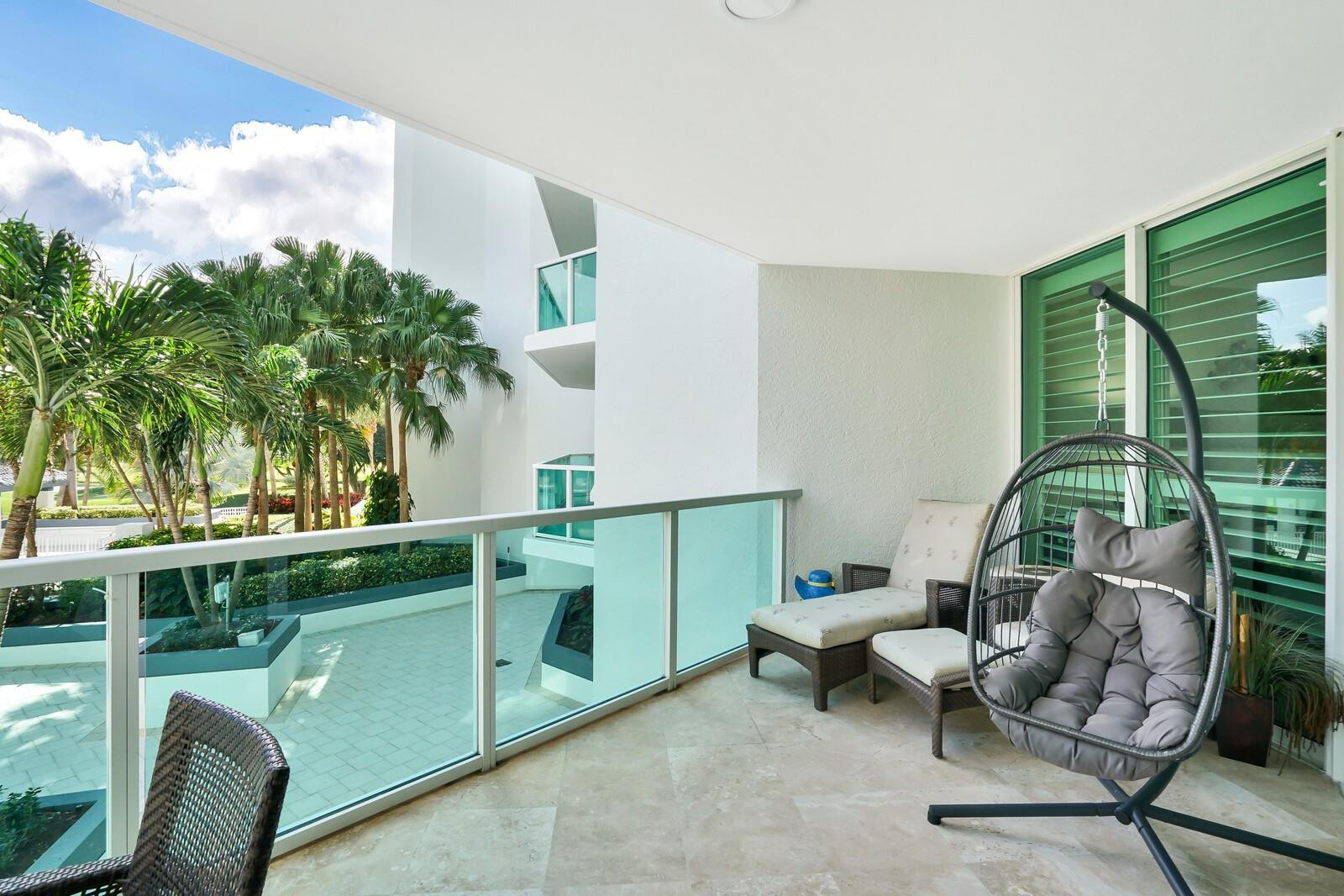 550 Southeast Mizner Boulevard, Unit B209 Boca Raton, FL 33432 - Photo 67 of 78 a backyard of a house with table and chairs