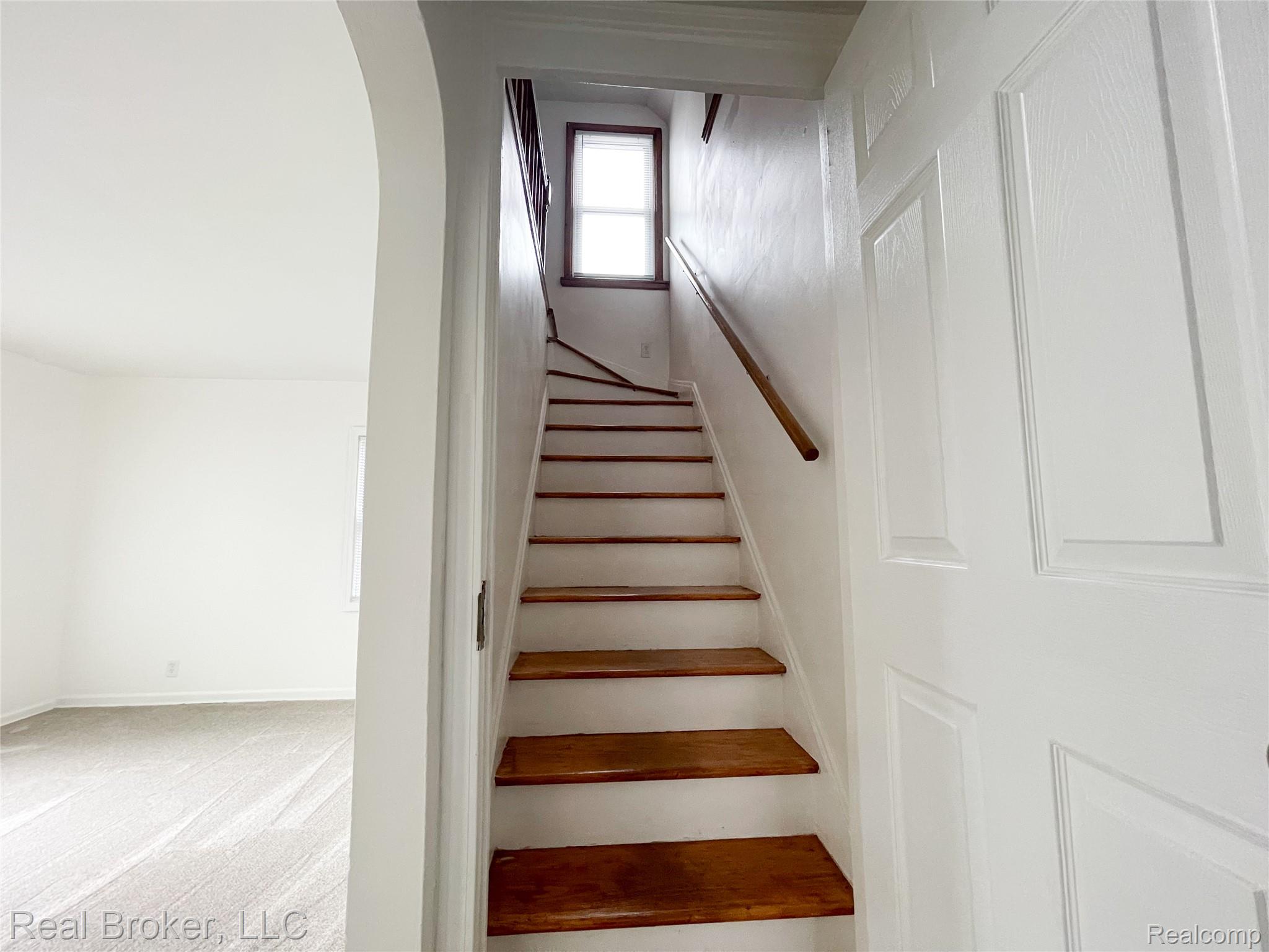 603 Vernier Road Grosse Pointe, MI 48236 - Photo 11 of 33 Stairs featuring carpet floors and arched walkways