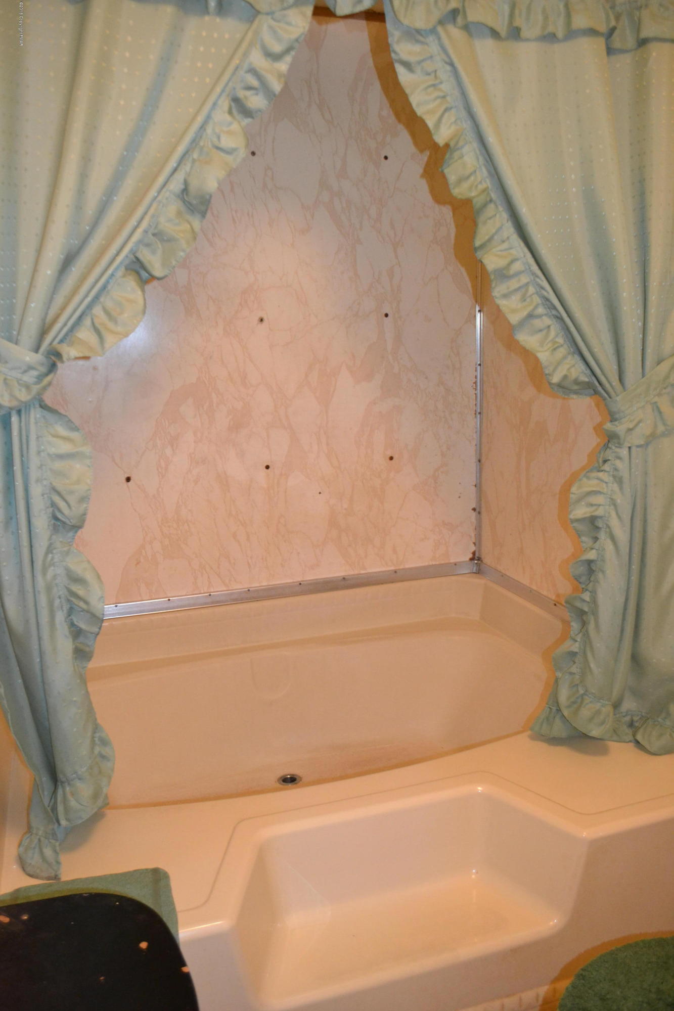 130 Stadden Road Stroudsburg, PA 18360 - Photo 17 of 24 a bathroom with a bathtub