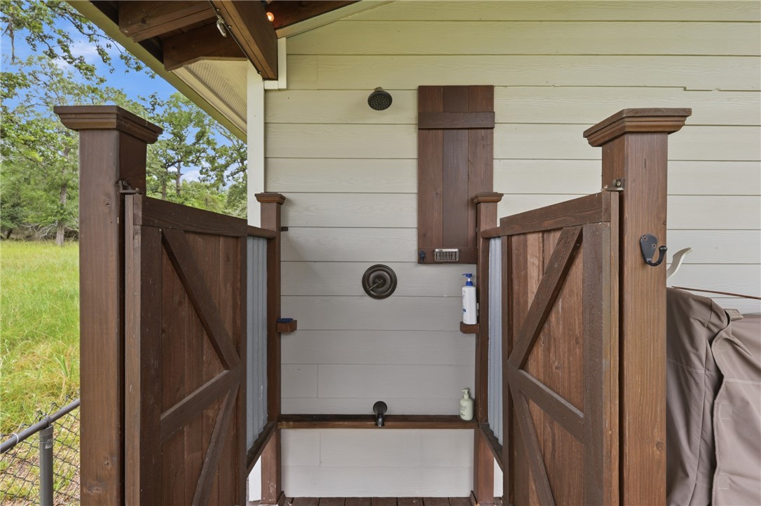 11436 Riley Green Road Franklin, TX 77856 - Photo 21 of 43 Outdoor shower