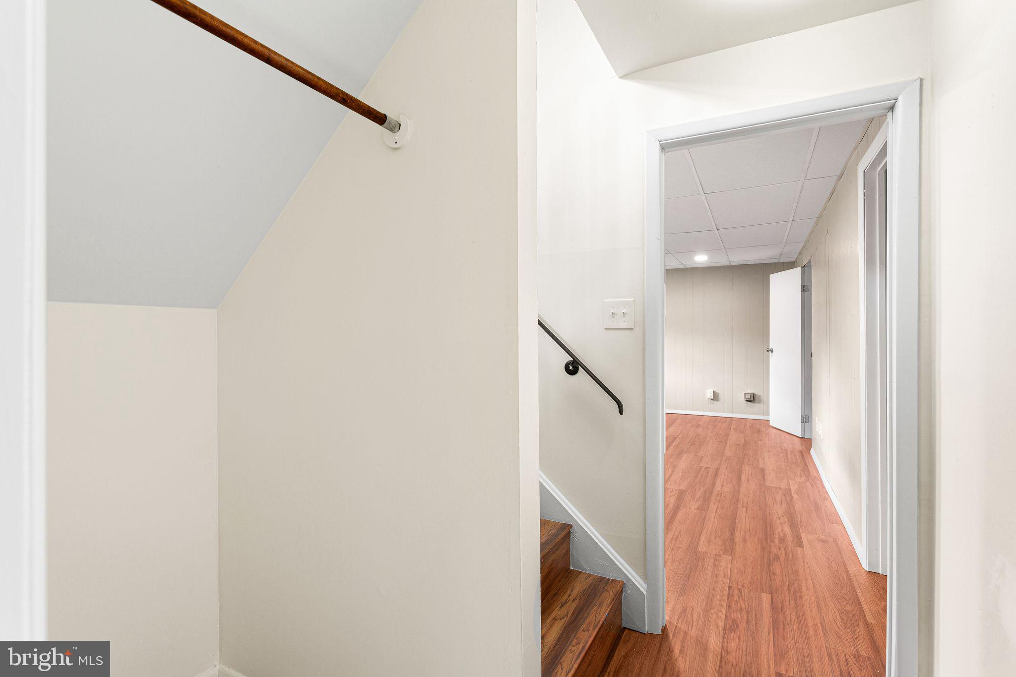16 Prospect Avenue Sicklerville, NJ 08081 - Photo 19 of 34 Inviting entryway with warm tones.