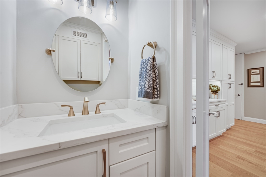 85 East India Row, Unit 34G Boston, MA 02110 - Photo 10 of 20 a bathroom with mirror and window