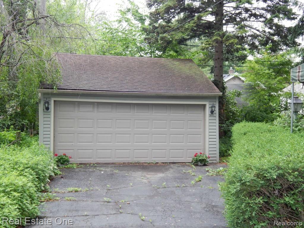 60 Amherst Road Pleasant Ridge, MI 48069 - Photo 4 of 44 2 car garage