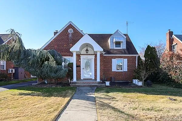 $969,000 | 665 Foch Boulevard, Williston Park, NY 11596