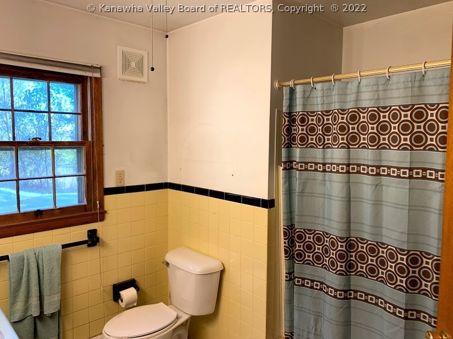 7933 Charleston Road Point Pleasant, WV 25550 - Photo 18 of 27 Full bathroom