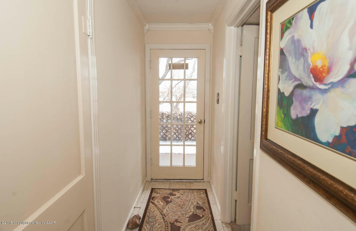4015 South Bonham Street Amarillo, TX 79110 - Photo 3 of 18 a view of a hallway with windows
