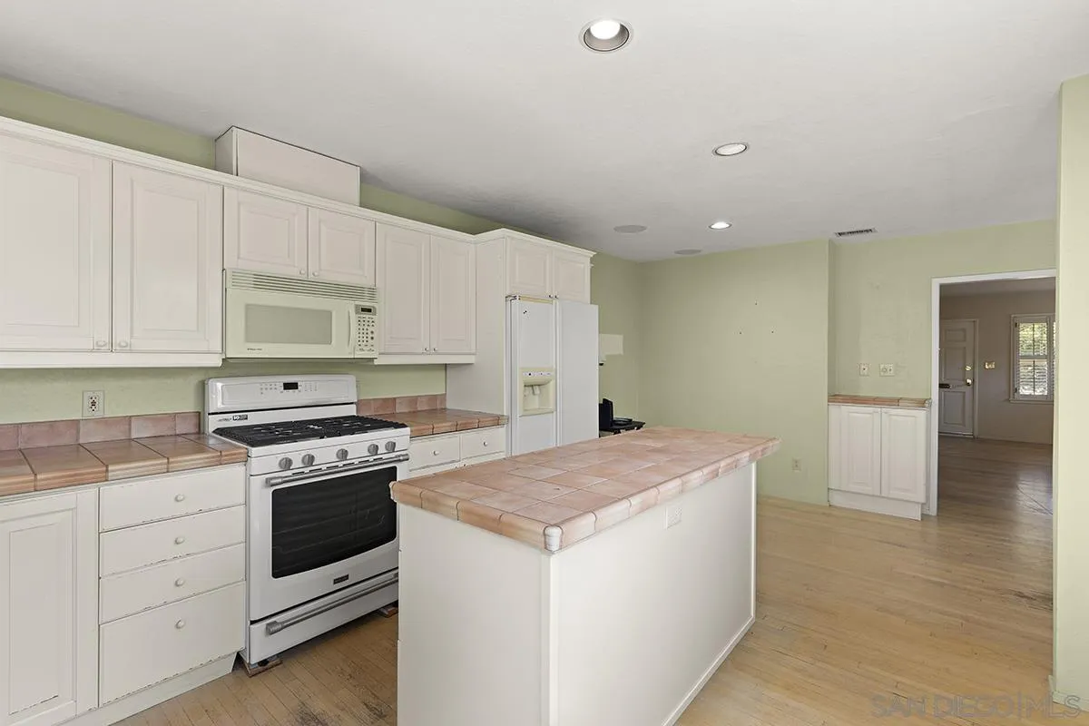 5532 Bellevue Avenue La Jolla, CA 92037 - Photo 12 of 26 a kitchen that has a sink and a stove in it