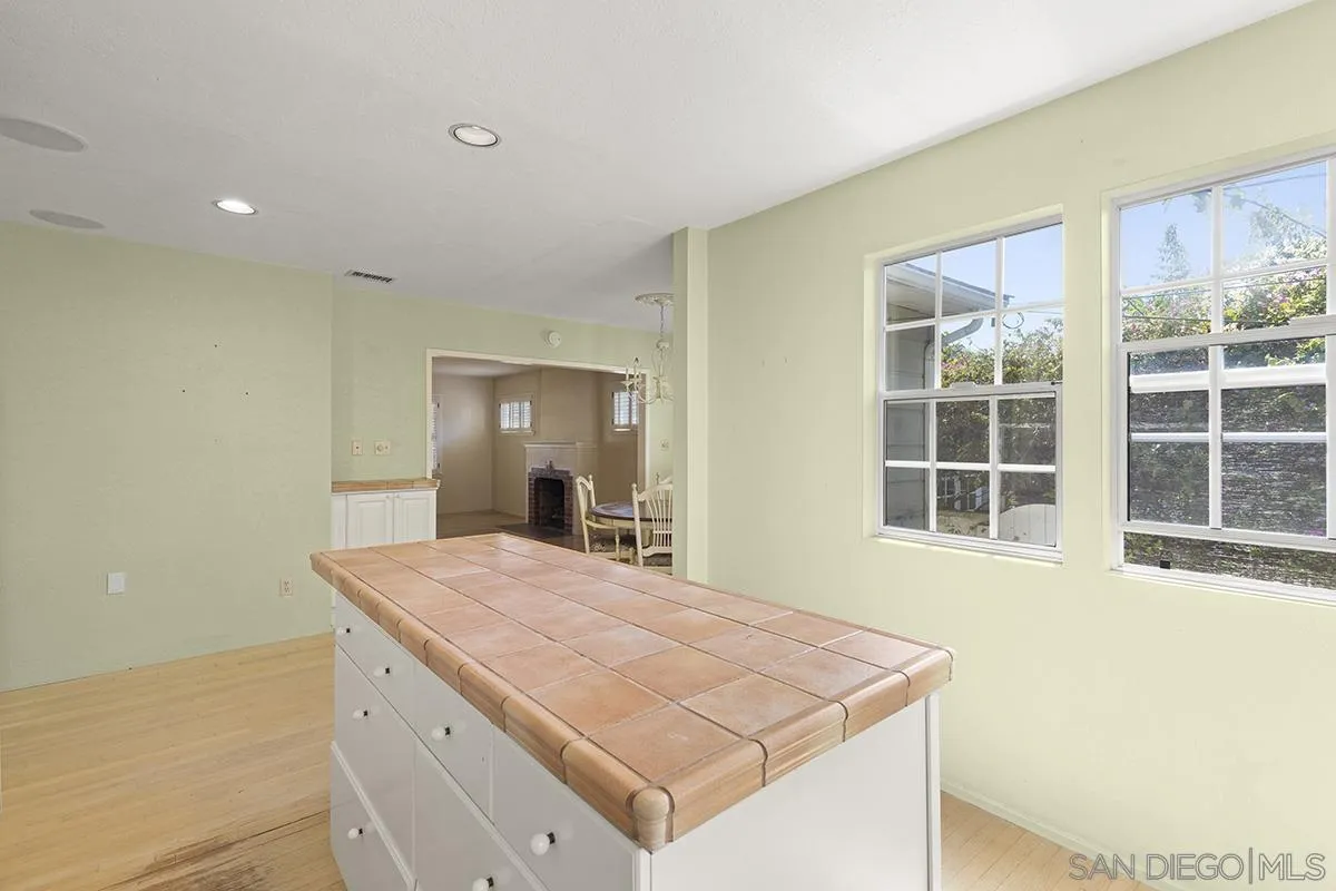 5532 Bellevue Avenue La Jolla, CA 92037 - Photo 10 of 26 a room that has a bed and a window in it