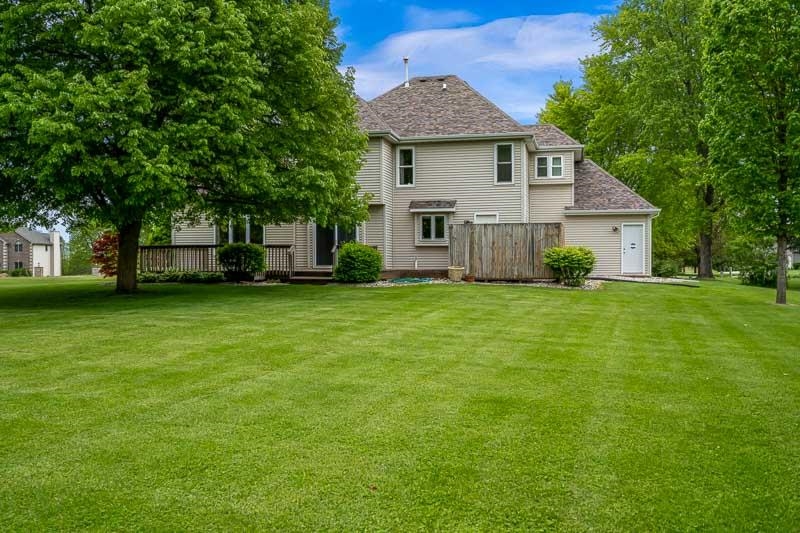 8833 West Ridge Drive Belvidere, IL 61008 - Photo 4 of 65 a view of a house with a yard