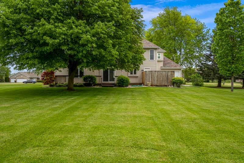 8833 West Ridge Drive Belvidere, IL 61008 - Photo 5 of 65 a house view with a sitting space and garden