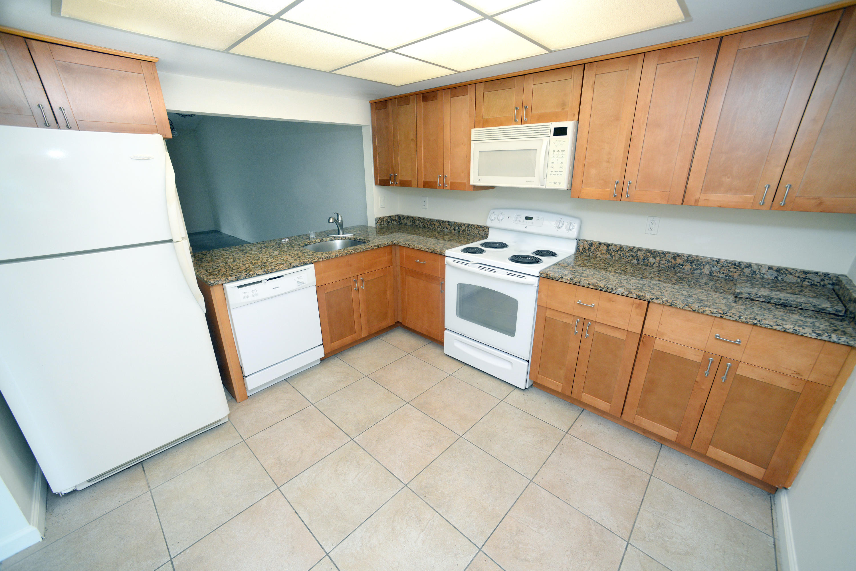 136 Doe Trail Jupiter, FL 33458 - Photo 3 of 16 136 Doe Trail kitchen