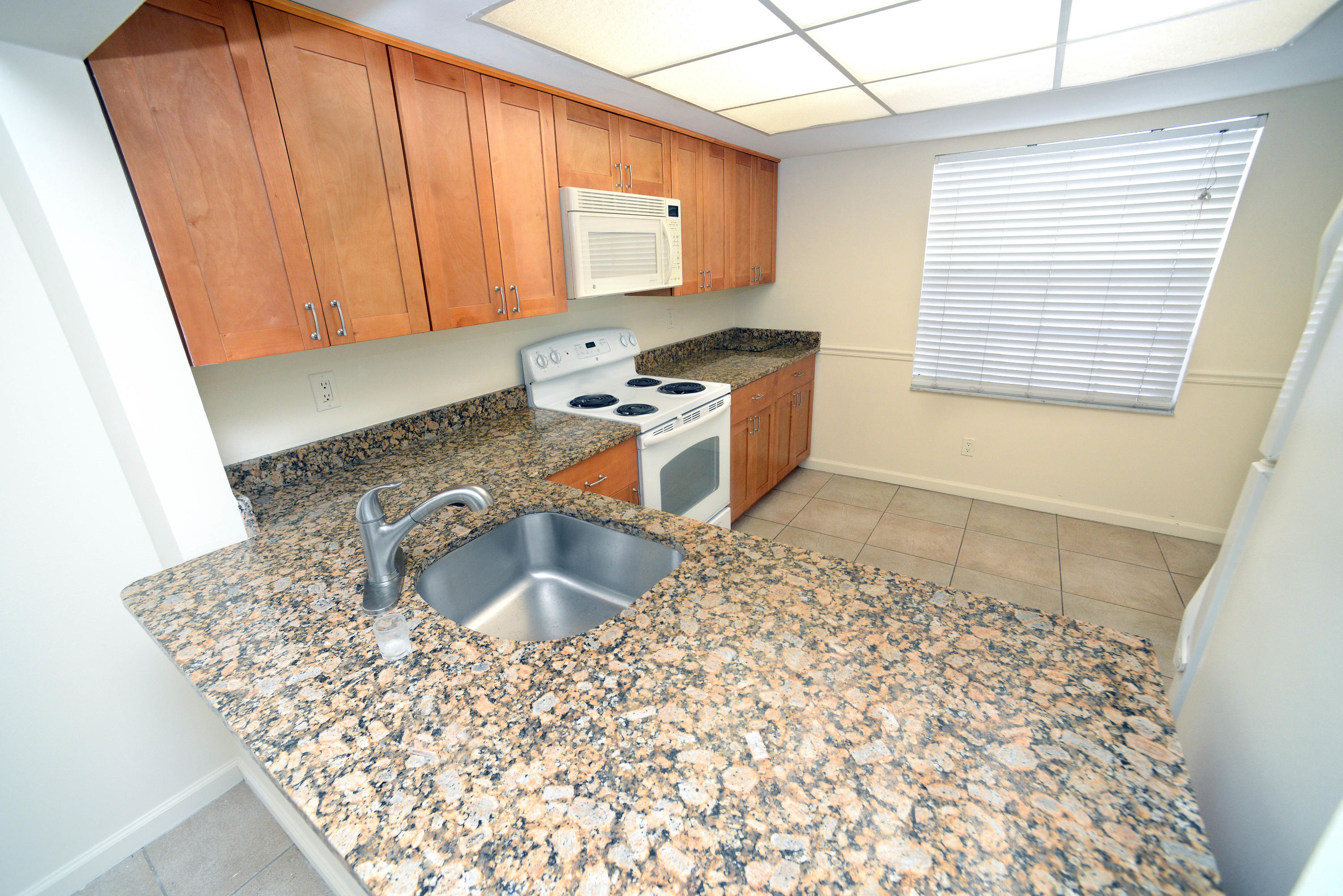 136 Doe Trail Jupiter, FL 33458 - Photo 4 of 16 136 Doe Trail kitchen